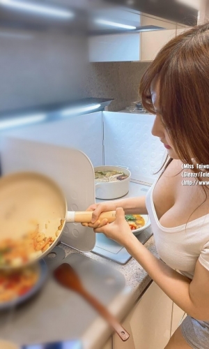 小肉大奶妹 超淫蕩 現可約  可樂  162cm 49kg D奶 24歲  小肉肉 抱起來很舒服   很多姿勢可以配合  很大膽  喜歡刺激  床上功夫也是還不錯  不管是顏射 舔鮑 冰