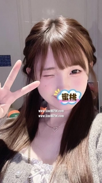 蜜桃 160 D 47kg 24歲 擁有迷人外貌和火辣身材，她的笑容甜美，卻帶著一絲挑逗，讓人