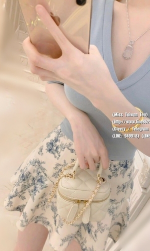 #性感人妻  樂樂166/46/33/C奶  超級淫蕩系類   坐在床上勾引着你   美腿讓人看了流口水 喜歡刺激的愛愛方式   直接把她撲倒  暴力的撕開她的絲襪